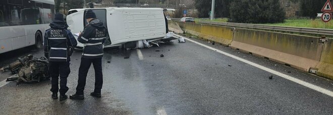 Roma, furgone perde il carico dopo un incidente: strada chiusa e traffico in tilt