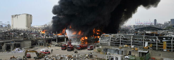 Beirut, incendio al porto: torna l'incubo un mese dopo le esplosioni di agosto