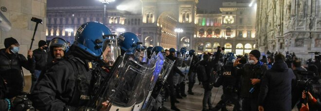 No Green pass a Milano, polizia impedisce ai manifestanti l'accesso a piazza Fontana