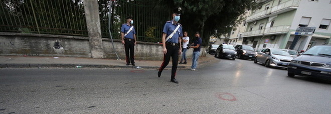 Bomba a Sant'Antimo davanti alla caserma dei carabinieri: identificati due minorenni