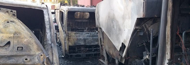 Incendio nel deposito Ama di via Cassia: a fuoco sei mezzi, tre distrutti dalle fiamme. Foto Sei della Cassia se
