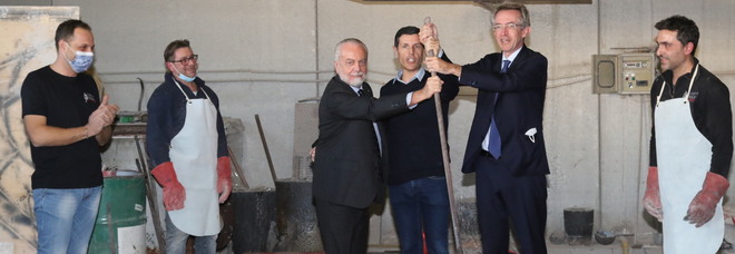 Il piede di Maradona in dono al presidente De Laurentiis