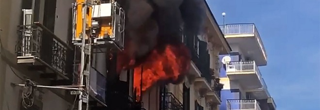 Incendio al Vomero, in fiamme appartamento in via Merliani, traffico in tilt