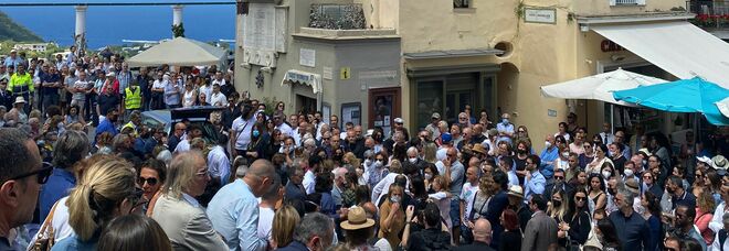 Capri, l'ultimo saluto a Guido Lembo: in piazzetta per i funerali folla e tanti vip come Fiona Swarovski e Della Valle
