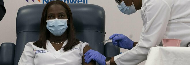 Vaccino, a New York un terzo dei sanitari rifiuta il siero anti-Covid