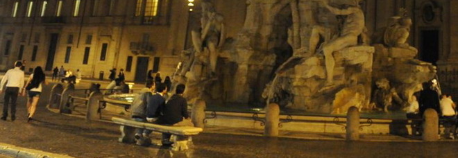 Roma, si tuffano nella fontana dei Quattro Fiumi a piazza Navona: multati 4 tedeschi