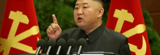 Corea del Nord, Kim Jong-un vieta le giacche di pelle: «I cittadini non posso copiare il suo look»