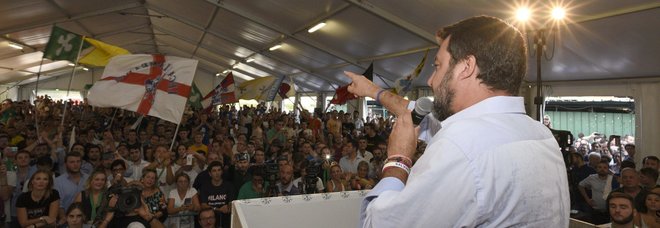 Salvini show a Pontida, sfida al proporzionale. Al raduno anche insulti a Mattarella