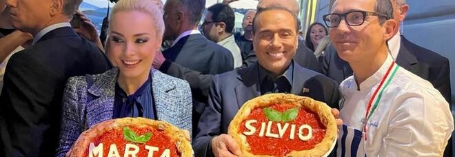 Pizza da Sorbillo per il Cavaliere in un bagno di folla: «Sei unico Silvio»