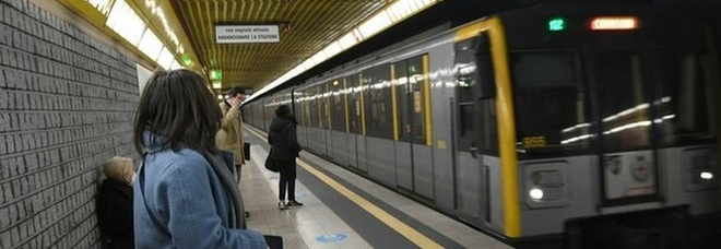 Milano, spinge una ragazza sui binari della metro: arrestato