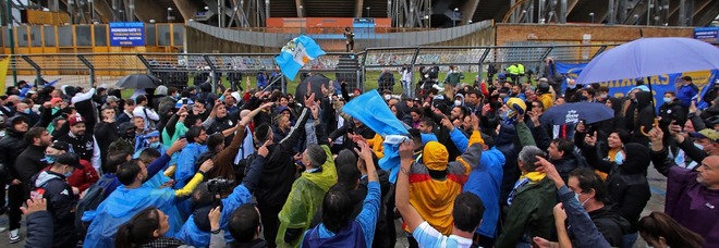 Maradona, la statua allo stadio: via alla cerimonia d'inaugurazione