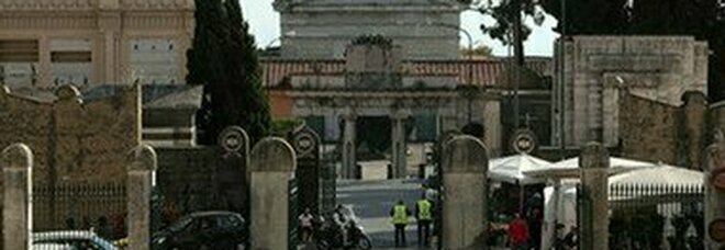 Napoli, parcheggiatori abusivi all'assalto. Borrelli: «Fanno affari davanti ai cimiteri»
