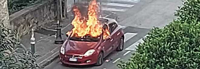 L'auto prende fuoco mentre sta guidando, paura Nocera: salvo