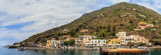Turista napoletano dona un terreno all'isola di Alicudi: sarà utilizzato per realizzare una piazza