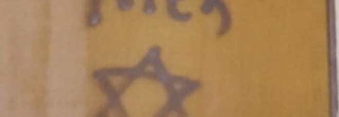 «Qui ci sono ebrei»: la scritta choc sulla porta di casa del figlio di una deportata. Indaga la Digos