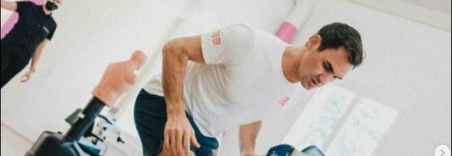 Federer pronto per Wimbledon? Le foto dell'allenamento in palestra: «La riabilitazione sta andando alla grande»