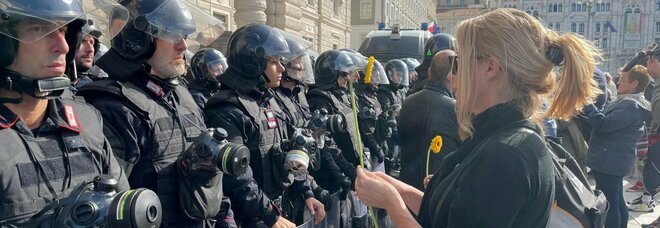 Trieste, cominciato lo sgomobero al porto: polizia con idranti sui manifestanti