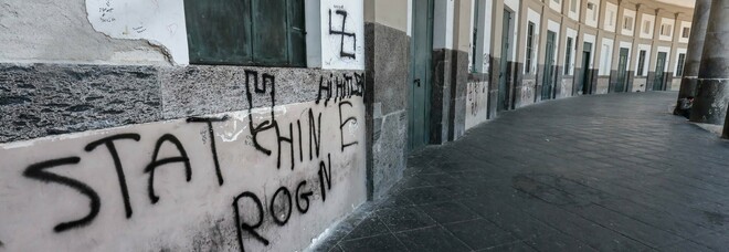 Napoli: svastiche e simboli fallici, deturpato il colonnato in piazza del Plebiscito