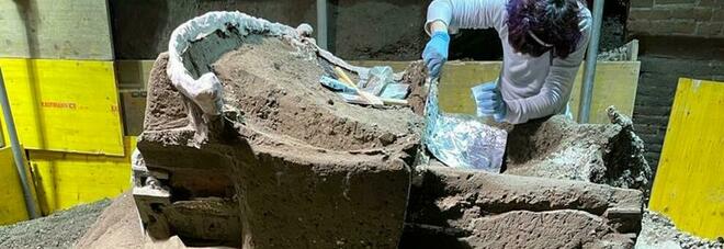 Pompei, carro cerimoniale romano ritrovato tra i cunicoli dei tombaroli: sul retro anche decorazioni erotiche