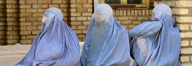 Afghanistan, torna l'obbligo del burqa in pubblico per le donne: il decreto dei talebani