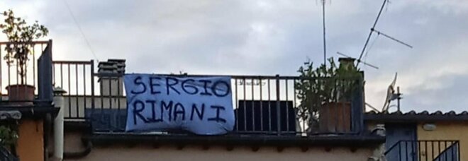 Roma, Mattarella, lo striscione apparso vicino al Quirinale: «Sergio rimani»