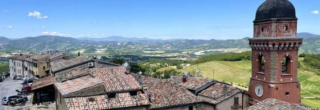 La veduta verso le colline del Montefeltro e di Urbino dal borgo del Castello di Frontone