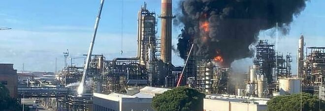 Livorno, incendio alla raffineria Eni: esplosioni e colonna di fumo nero sulla città