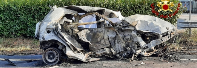 La Fiat Punto distrutta dalle fiamme dopo lo schianto