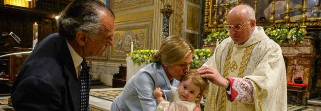 Battesimo in Vaticano per la piccola Vita, figlia di Ferdinando e Nicole Brachetti Peretti
