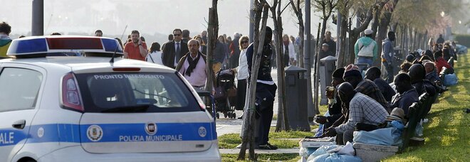 Salerno, rissa tra stranieri sul Lungomare feriti 4 vigili urbani intervenuti sul posto