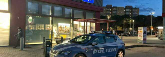 Brindisi, assalto armato all'Eurospin: rapinatori sparano, terrore tra i clienti