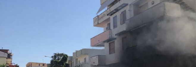 Afragola, incendio nello store di intimo: due pompieri finiscono in ospedale per intossicazione