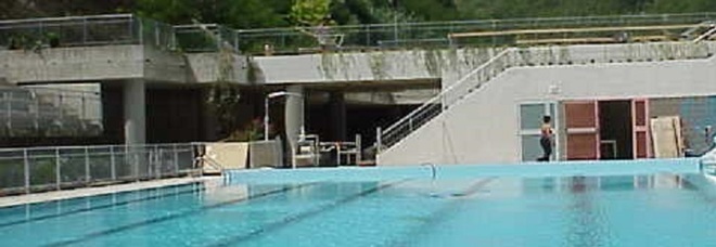 Roma, bimba di 4 anni rischia di annegare nella piscina di un centro estivo: è in pericolo di vita