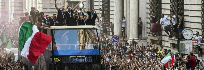 Roma, focolai Covid e variante "azzurra": positivi in aumento nel Lazio. L'Oms: «Questi festeggiamenti li pagheremo caro»
