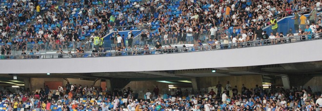 Napoli, scavalcano i settori allo stadio Maradona: scattano 8 daspo e 6 denunce