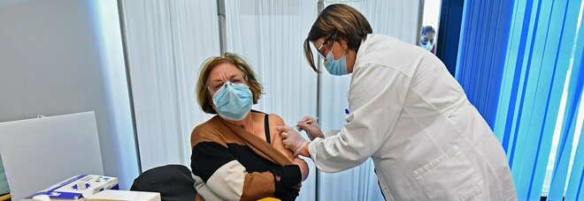 Vaccini, nel Lazio dal 27 marzo inizia la prenotazione per chi ha 68 e 69 anni