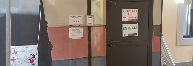 L'ingresso della sala vaccini a Civita C. Foto MAURO TOPINI