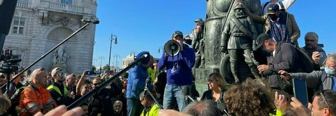 No Green pass, focolaio Covid a Trieste: 155 casi in città, 46 legati a proteste. Un portuale ricoverato