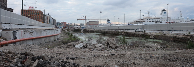Napoli, cantiere flop al Beverello: «Ormai è diventato uno stagno»