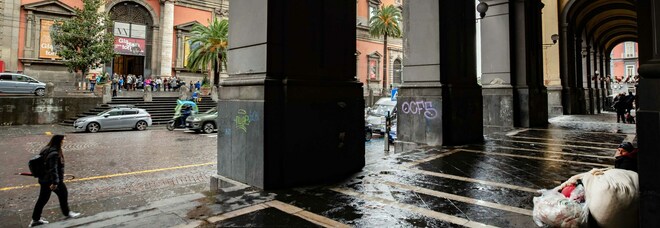 Scippo nella Galleria Principe di Napoli, pluripregiudicato circondato dai cittadini e arrestato