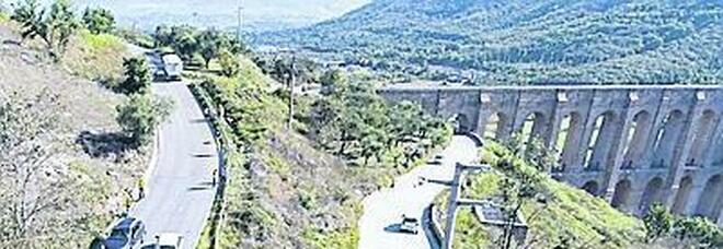 L'acquedotto di Vanvitelli fra i rifiuti: vandali scaricano anche frigoriferi