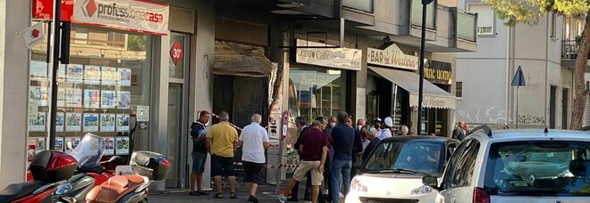 Pescara, palazzina in fiamme: devastato il negozio di un calzolaio