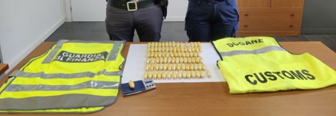 Napoli, arrestato narcos diretto in Germania: trasportava 87 ovuli di cocaina nell'addome