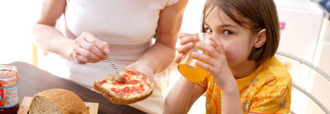 «Taglia 2500 cubetti di zucchero l'anno dalla dieta di tuo figlio», allarme in Inghilterra per l'obesità infantile