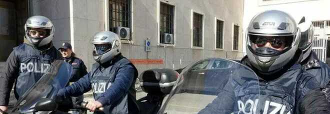 Napoli, donna sorpresa a spacciare hashish dalla finestra di casa: arrestata