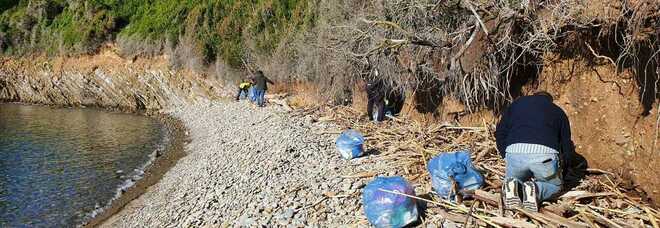 Cilento, volontari in azione per ripulire le calette di Punta Licosa