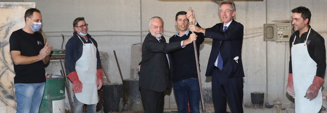 Maradona, riproduzione della statua in dono a Manfredi e De Laurentiis