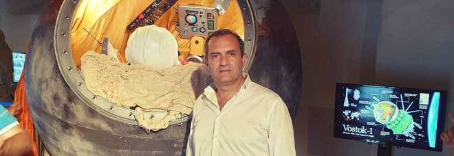 De Magistris candidato in Calabria in visita a una mostra “spaziale”