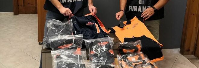 Napoli: scoperte due fabbriche del falso e sequestrati 6.000 articoli contraffatti, quattro persone denunciate