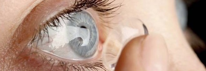 Usa le lenti a contatto per fare un tuffo in piscina, 39enne perde la vista da un occhio